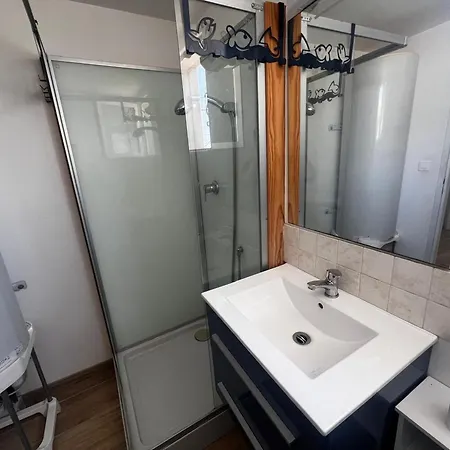 De 2 A - Terrasse, Cuisine Equipee, Proche De La - Fr-1-784-31